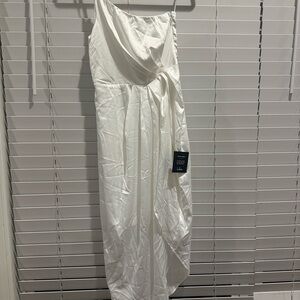 Elegant White Sleeveless Dress